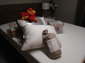 2 bedrooms, desk, iron/ironing board, WiFi