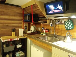 Réfrigérateur, four à micro-ondes, surface de cuisson, cafetiÚre-théiÚre