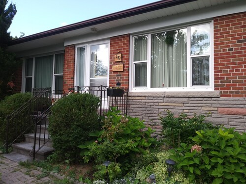 BASEMENT APARTMENT (PRIVATE ACESS)