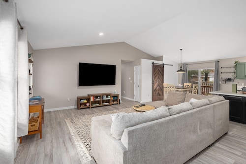 Large family-friendly home w/ pool table, close to Muskegon Lake & Lake Michigan