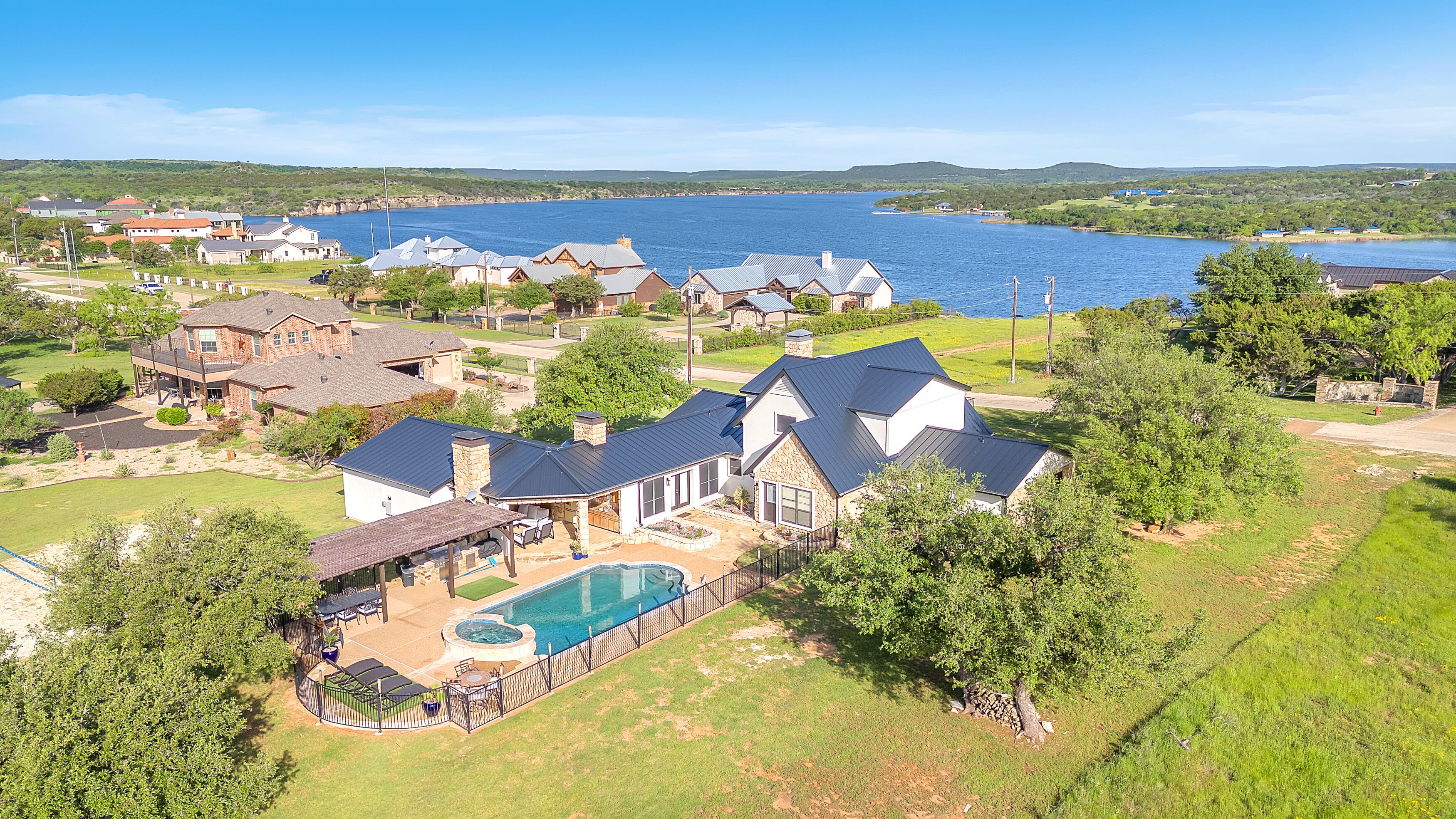 Perfect multi-family getaway close to Hells Gate and Bluff Creek Marina