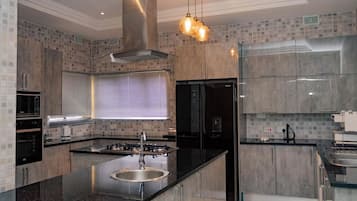 Réfrigérateur, four à micro-ondes, un four, surface de cuisson