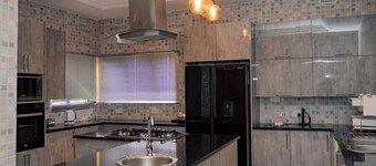 Pomona BB House - Luxury accommodation, near Sam Levy's Village in Borrowdale.