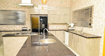 Pomona BB House - Luxury accommodation, near Sam Levy's Village in Borrowdale.