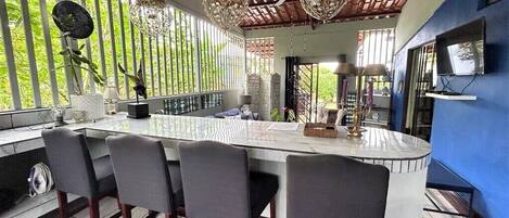 Een koffiezetapparaat/waterkoker, een waterkoker, een eettafel