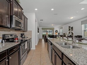 冰箱、微波炉、烤箱、炉灶