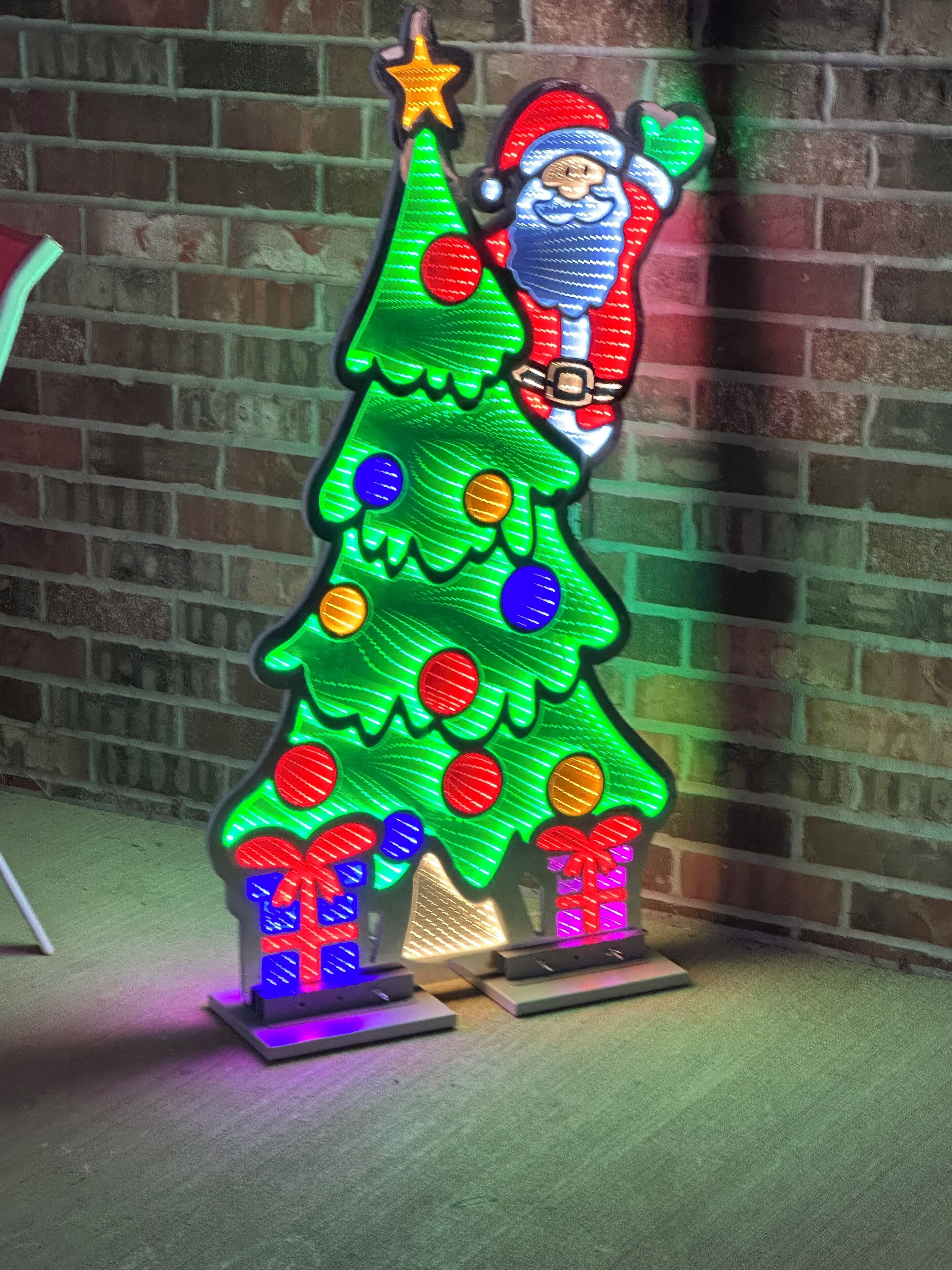 Adorno navideño con figura de Papá Noel, adornos y regalos.