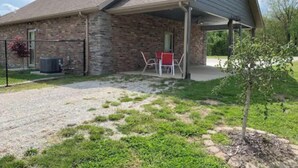 Yhden kerroksen tiilirakennus, jossa on katettu patio.