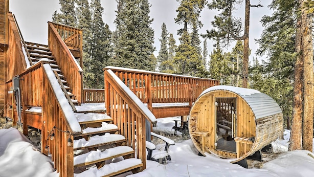 Eine Holzhütte mit Wendeltreppe, einer Holzdiele und einem Blockhaus-Zimmer.