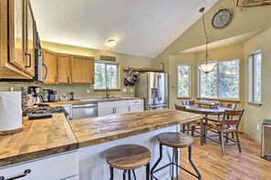 Fridge, microwave, stovetop, dishwasher - 'Bristle Cone' Fairplay Cabin w/ Hot Tub (Fairplay)