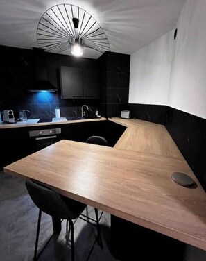 Fridge, oven, stovetop, dishwasher