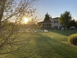 Een huis met een verzorgd gazon en een patio.