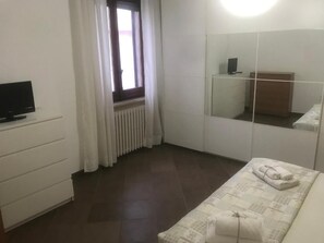2 bedrooms, desk, laptop workspace, soundproofing - CasalHouse Apartment (Brindisi)