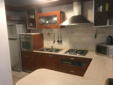 Refrigerador con freezer, horno, placa de cocina, utensilios de cocina