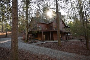 Exterior - 5 Bedrooms, 3 1/2 baths, River View, Fire Pit, WiFi, Game Room (Ellijay)