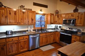 冷蔵庫、電子レンジ、オーブン、コンロ