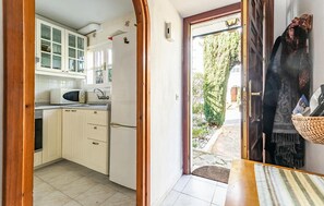 Kühlschrank, Mikrowelle, Herdplatte, Kochgeschirr/Geschirr/Besteck