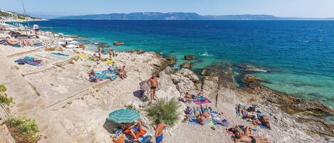 Una spiaggia nelle vicinanze