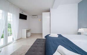 3 bedrooms, travel cot, free WiFi, bed sheets