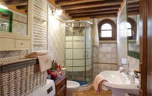 Shower, hair dryer - Nice home in Riparbella (PI) (Riparbella (PI))