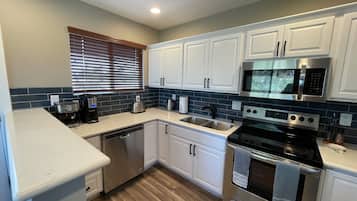 Geladeira, micro-ondas, fogão, cooktop