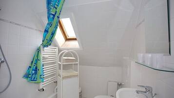 Haartrockner, Handtücher, Seife, Toilettenpapier