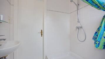 Haartrockner, Handtücher, Seife, Toilettenpapier