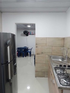 Geschirrspüler, Kochgeschirr/Geschirr/Besteck, Esstisch