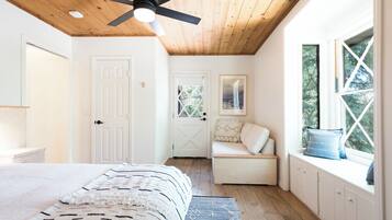 2 bedrooms, desk, travel crib, free WiFi