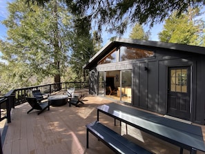Outdoor dining - Mountain mod cabin w/ EV charging - Fernwood (Idyllwild-Pine Cove)