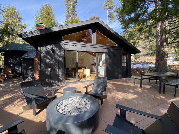 Outdoor dining - Mountain mod cabin w/ EV charging - Fernwood (Idyllwild-Pine Cove)