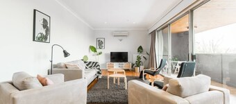 🐶🐶 PET FRIENDLY : Large 5bd,3bth,pool,public transport .🐶🐶