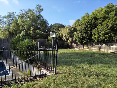  🐶🐶 PET FRIENDLY : Large 5bd,3bth,pool,public transport .🐶🐶