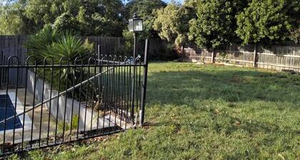 🐶🐶 PET FRIENDLY : Large 5bd,3bth,pool,public transport .🐶🐶