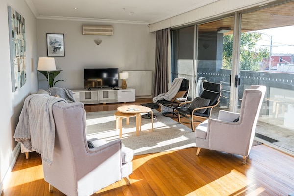 Large lounge room with access to balcony.
Netflix and wifi