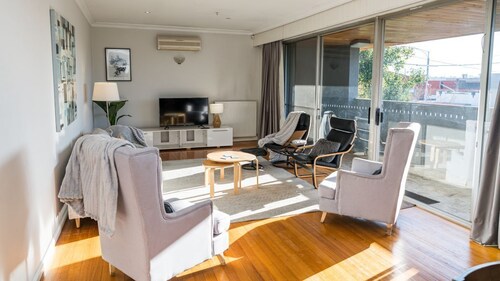  🐶🐶 PET FRIENDLY : Large 5bd,3bth,pool,public transport .🐶🐶