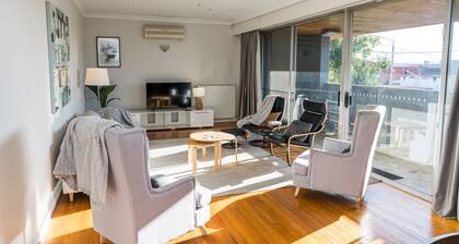 🐶🐶 PET FRIENDLY : Large 5bd,3bth,pool,public transport .🐶🐶