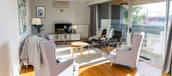 🐶🐶 PET FRIENDLY : Large 5bd,3bth,pool,public transport .🐶🐶