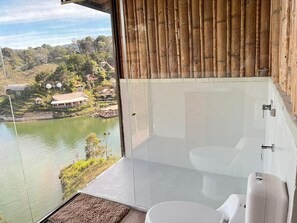 Dusch, bubbelbadkar, handdukar och tvål