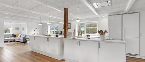 Kjøleskap, ovn, kokeplater og oppvaskmaskin