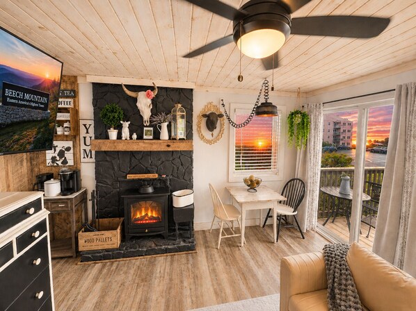 Una Smart TV, una chimenea, una mesa de tenis de mesa, libros