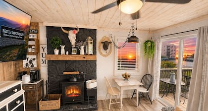 Cozy Beech Mountain Retreat w/ Pool & Hot Tub