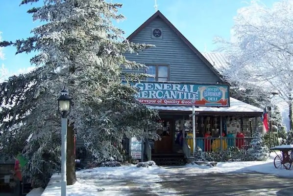 A building with a sign reading "General Mercantile Grocery Hardware." - Beech Mtn/Fall-Epic Adventure Vacation Rentals (Beech Mountain)