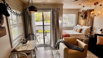 Una Smart TV, una chimenea, una mesa de tenis de mesa, libros
