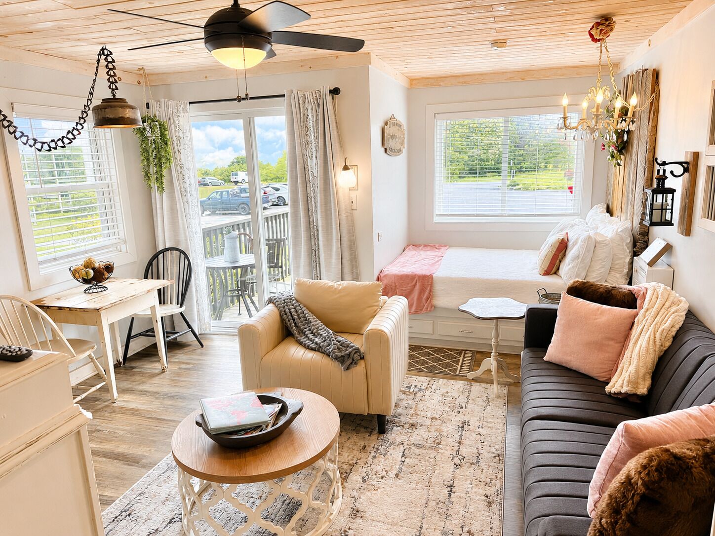 Smart TV, chimenea, tenis de mesa y libros 