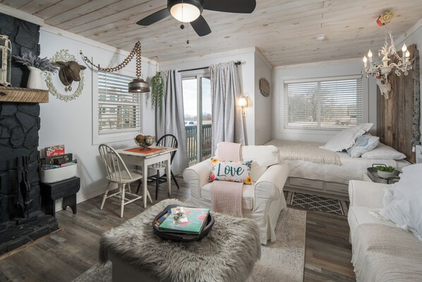 Dine and relax in comfort and style in this French Country decor - Beech Mtn/Fall-Epic Adventure Vacation Rentals (Beech Mountain)
