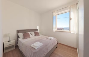 3 bedrooms, travel crib, free WiFi, bed sheets