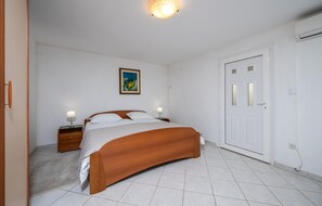 1 quarto, berço de viagem, Wi-Fi de cortesia, roupa de cama