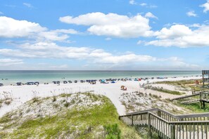 On the beach, sun-loungers - Remodeled Beachfront😎😎 Frangista Delos⛱️⛱️Heated Splash🐠🐠Pool Elevator🐬🐬Beach Serv (Miramar Beach)