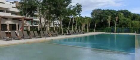 Een buitenzwembad en een verwarmd zwembad